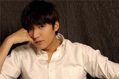 梦见明星还钱给自己,揭秘潜意识中的财务安全感