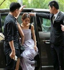 明星下车图片,下车那一刻的优雅与魅力