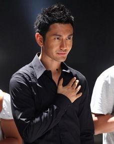 男明星穿黑色衬衣,探寻男明星的时尚风采