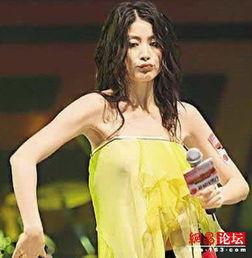 女明星车内写真,女明星演绎时尚与私密空间完美融合